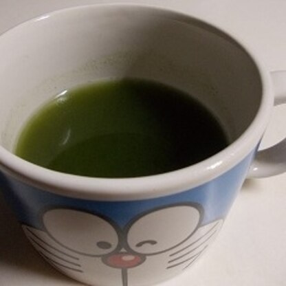 いつも同じコップなので今日はドラえもんコップで（＾＿＾）青汁緑茶、おいしいなぁ～健康飲料（ニコニコ）好きなんだよなぁ～花粉が多くてクシュンクシュンな私でした＾＾